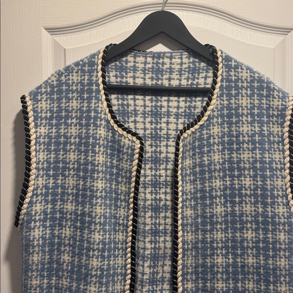 516-sleeveless blue tweed like vest with black and white trim and patch pockets - Picture 2 of 5